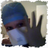 Surgeon Amy se coloca uno de los guantes