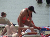 Une brune aux énormes nichons sur la plage