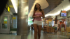Candid: Une jolie brune au centre commercial