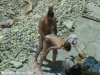 Couple de naturiste baise à la plage