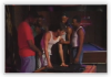 Interraciale : Quand des blacks se regroupent dans un bar autour d'un petit blanc