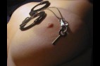 menottes-sur-seins.jpg