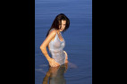brune_nue_dans_l_eau.jpg