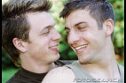 deux-jeune-hommes-embrasser-sourire---200150952-001.jpg