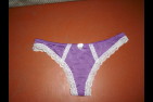 string violet a dentelle blanche