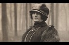 Suzanne (Paul Grappe travesti) au Bois.