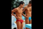 Jeune nageur bande dans son maillot de bain