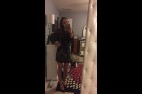 fille bandante en robe
