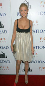tara-reid-cleavage-bigtime-04.jpg