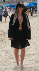 kim-kardashian-cleavage-bikini-beach-01.jpg