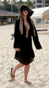 kim-kardashian-cleavage-bikini-beach-02.jpg