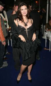 laura-harring-cleavage-yummy-01.jpg