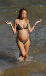 nicole-richie-bikini-pregnant-2-big.jpg