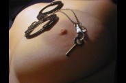 menottes-sur-seins.jpg