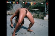 amatoriale---mia-zia-fa-yoga-nuda-in-cortile.jpg
