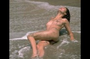 photo_brune_nue_plage.jpg