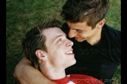 deux-jeune-hommes-embrasser-sourire---200150957-001.jpg