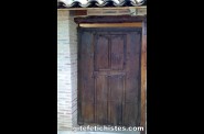 La porte d'entrée très ancienne du gîte fétichiste