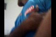 Jeune homme black se branle