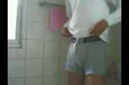 Jeune mec brun se branle