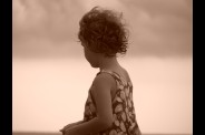Une petite fille sur une plage de Corse.
