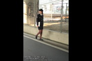 une-policiere japonaise-se-soulage-en-pleine-rue