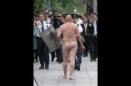 homme-nu-douves-palais-imperial-tokyo-L-1.jpg