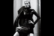 lara-stone-en-cuir