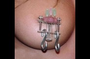 Aiguilles dans les seins (82)