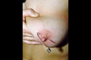Aiguilles dans les seins (112)