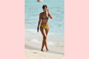 Rihanna-paparazzi-beach--2-.jpg