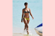 Rihanna-paparazzi-beach--3-.jpg