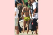 Rihanna-paparazzi-beach--5-.jpg