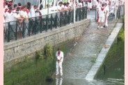 nu-dans-les-rues-de-bayonne02.jpg