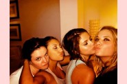 Selena Gomez embrasse une fille-PHOTOS-sciencextra.fr-theas