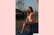 rousse-coquine-poil-sur-quai-L-CmzTmf