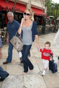 83701-victoria-beckham-shopping-at-the-grove-shopping-mall-with-son-05-122-867lo.jpg