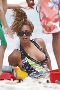 Beyoncé Knowles devoile un nichon à la plage 01