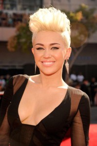 Miley Cyrus, sein nu dans une séance photo 01