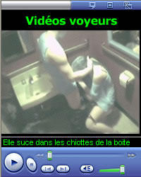 elle suce dans les chiottes