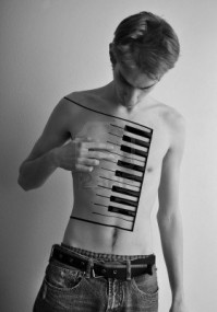 QE0152_6708418-jeune-homme-jouant-un-piano-sur-son-corps-po.jpg