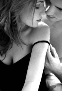 couple-elle-devant-retournee-comme-pour-un-baiser-lui-tient