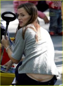 jennifer-garner-thong-slip-02.jpg