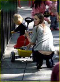 jennifer-garner-thong-slip-01.jpg