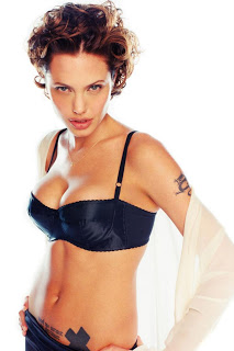 Les photos nues de Angelina Jolie en lingerie pour des magazines 02