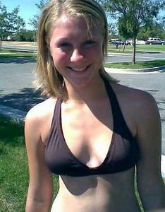 Ma femme en bikini pour vous en webcam