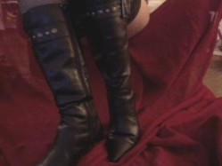 Mes bottes pointues....Ballbusting??