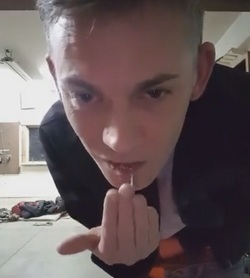 Jeune-a-grosse-bite-leche-son-sperme.jpg