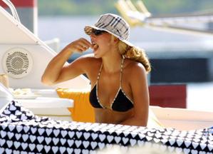 anna-kournikova-bikini-top-candids-06.jpg