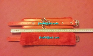 100354 Bracelets simili rouges avec fourrure pour poignets